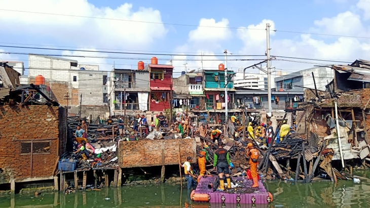   Kebakaran melanda rumah di Jalan Tanjung Selor, Cideng, Gambir, Jakarta Pusat, Sabtu (7/11). (Foto: MP/Istimewa)
