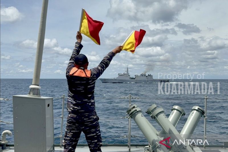 KRI Kerambit-627 dan Kapal Perang India INS Saryu P54 Latihan Tempur ...