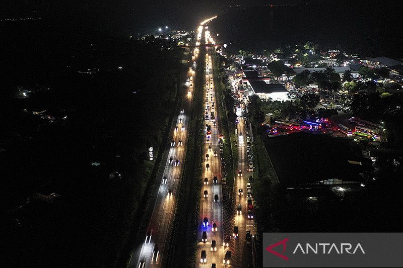 Polisi Geser Pintu Masuk One Way di Tol Cikampek