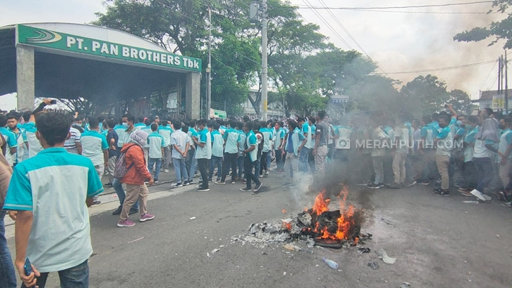 Tak Terima Gaji dan THR Dicicil, Ribuan Buruh PT Pan Brothers Demo di Pabrik