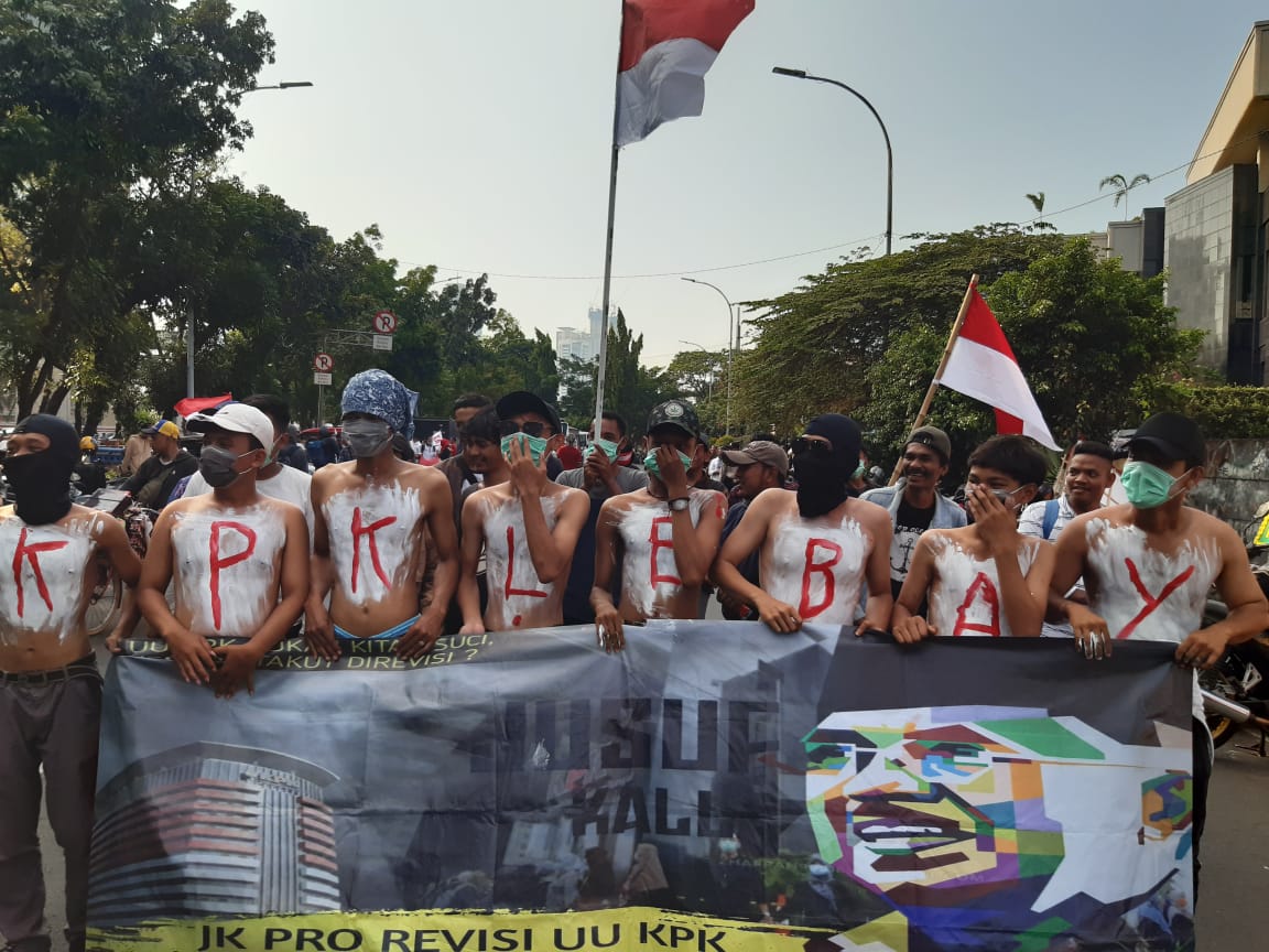 Ribuan massa pro Revisi UU KPK mengepung Gedung Merah Putih Komisi Pemberantasan Korupsi (KPK), di Kuningan, Jakarta Selatan, Senin (16/9). Foto: Net