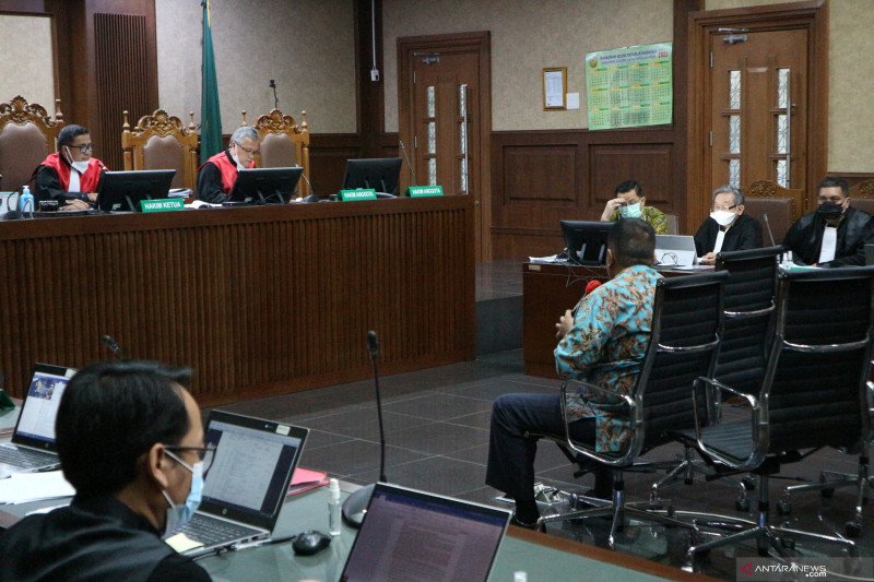 Direktur Rehabilitasi Sosial Korban Penyalahgunaan Napza Kementerian Sosial Victorious Saut Hamonangan Siahaan bersaksi untuk mantan Menteri Sosial Juliari Batubara di pengadilan Tindak Pidana Korupsi (Tipikor) Jakarta, Senin (17/5). (Desca Lidya Natalia)
