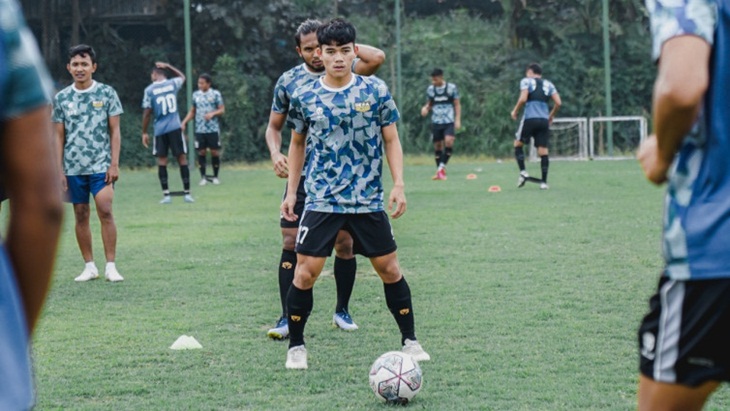 2 Pemain Dewa United FC U-20 Terlihat saat Latihan Tim Utama