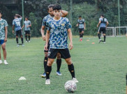 2 Pemain Dewa United FC U-20 Terlihat saat Latihan Tim Utama