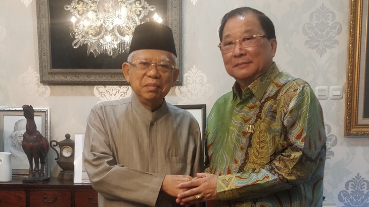 Ketua Umum Perhimpunan INTI Teddy Sugianto bersama KH Ma'ruf Amin. (MP/Asropih)