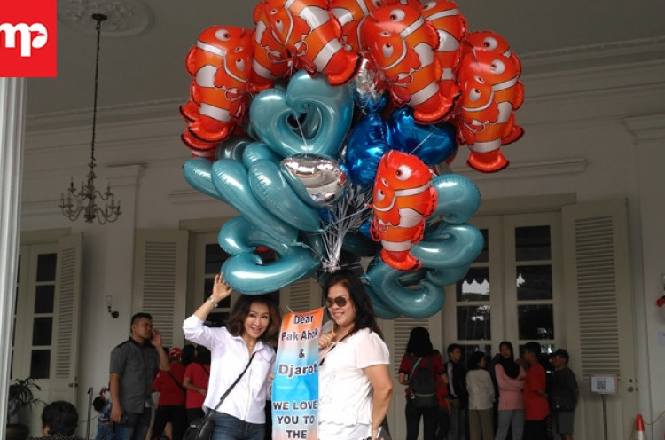 Setelah Karangan Bunga, Ramai Balon Udara Nemo di Balai Kota