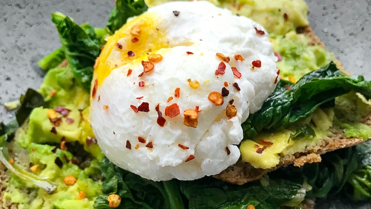 Bayam dan alpukat termasuk makanan tinggi potasium. (Foto: pexels/Daria Shevtsova)
