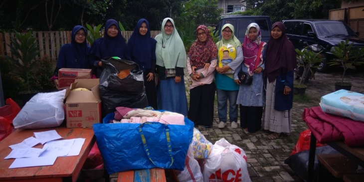 Perkumpulan ibu-ibu yang menyalurkan bantuan (Foto: ist)
