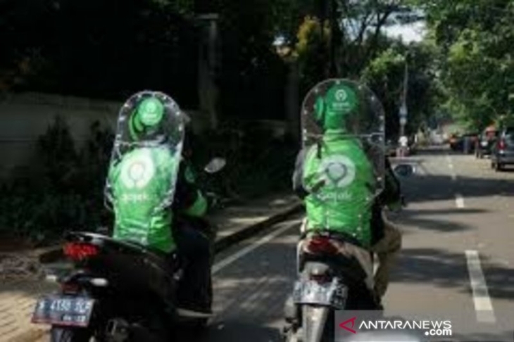 Pembatas plastik yang menjadi persyaratan ojek online beroperasi membawa penumpang. ANTARA/ dokumen