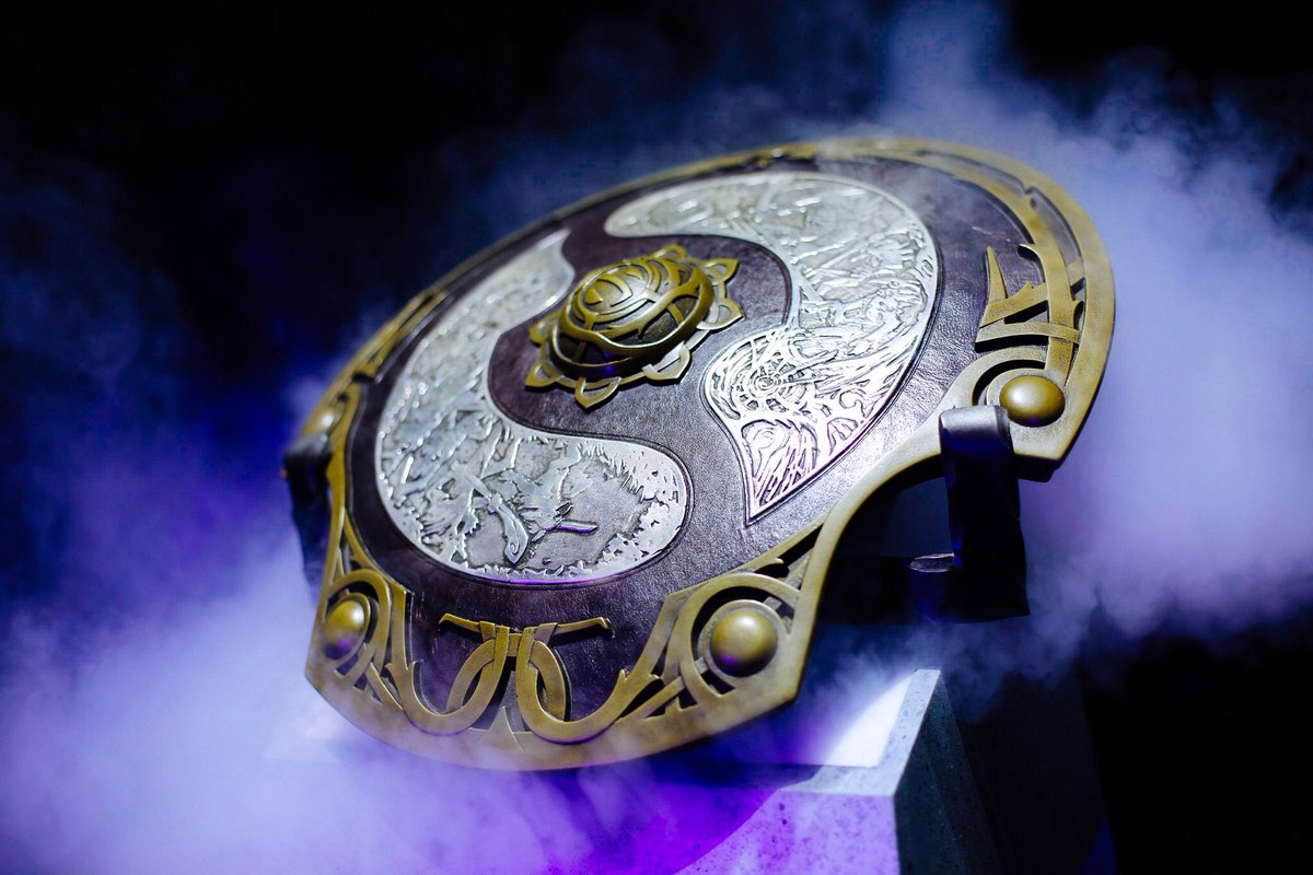 Piala 'Aegis' yang dipamerkan dan diperebutkan tiap tahun (Sumber: twitter/@DOTA2)