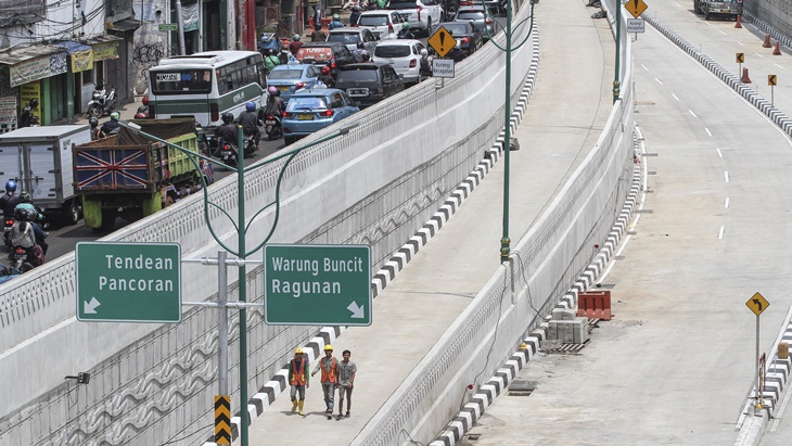 Sejumlah pekerja berjalan di underpass Mampang-Kuningan. (ANTARA FOTO/Dhemas Reviyanto)