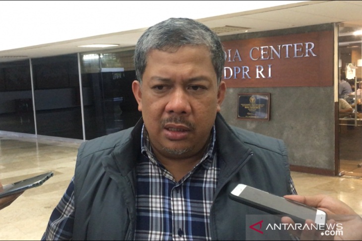Politikus Partai Gelombang Rakyat (Gelora) Indonesia Fahri Hamzah mengkritisi Erick Thohir saat ditemui wartawan di Kompleks Parlemen RI Senayan Jakarta, Selasa (19/11/2019). (ANTARA/Abdu Faisal)