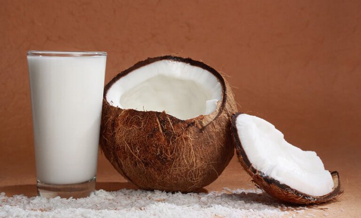 Atasi Masalah Rambut dengan Santan