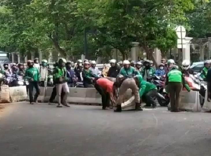 Pengendara membongkar pembatas di Jalan Satrio. (Foto: MP/Istimewa)