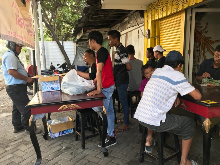 Chef Haryo Pramoe yang sedang melayani pembeli (Sumber: Doc. Chef Haryo)