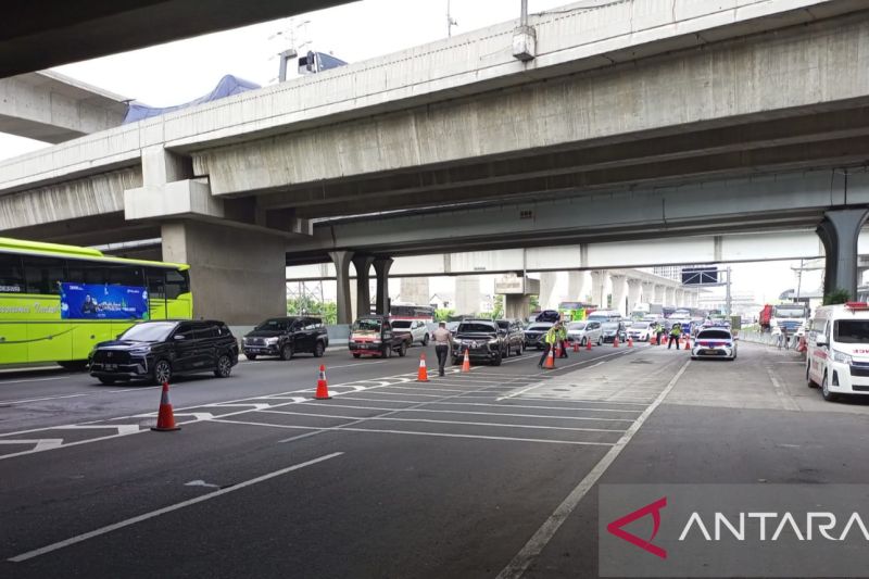 Pembukaan kembali akses masuk menuju Jalan Tol Layang Mohammed Bin Zayed. (ANTARA/Pradita Kurniawan Syah).