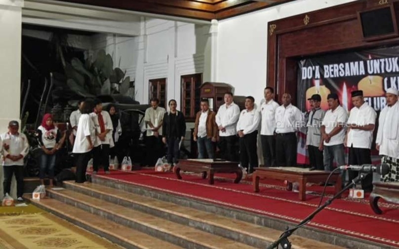  Ratusan Petugas KPPS Gugur, Warga Solo Adakan Doa Bersama dan Nyalakan Lilin di Gedung Keluarga Jokowi