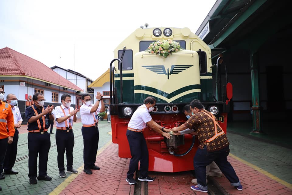 PT Kereta Api Indonesia (Persero) menghadirkan kembali livery lokomotif tahun 1953-1991 pada 1 unit lokomotif CC 201.