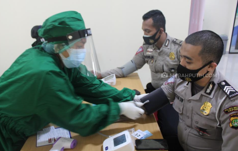 1.120 Polisi di Depok Disuntik Vaksin COVID-19