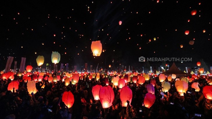 Lampion Menghiasi Langit Dieng