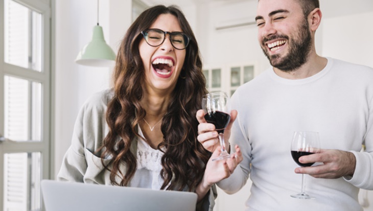  Zodiak Yang Harus Kamu Kencani Jika Mendambakan Pasangan Humoris 