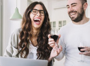  Zodiak Yang Harus Kamu Kencani Jika Mendambakan Pasangan Humoris 
