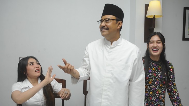 Calon Gubernur Jawa Timur Saifullah Yusuf (tengah). (Antara Foto/Zabur Karuru)