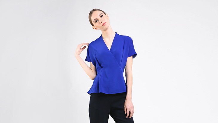 Pakaian cerah model blouse surplice. (Foto: istyel.id)