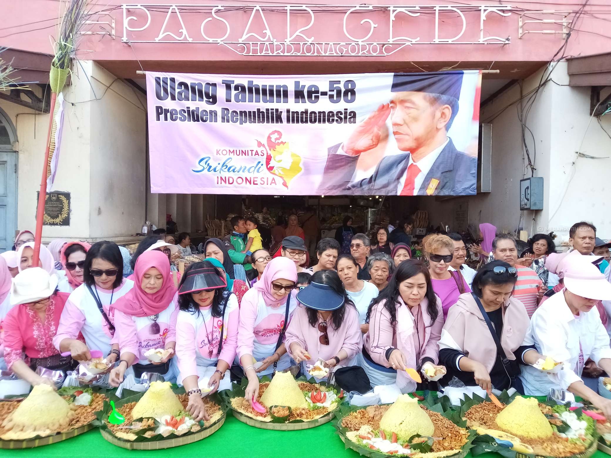 Jokowi Ulang Tahun, Warga Solo Potong 10 Nasi Tumpeng di Pasar Gede Solo