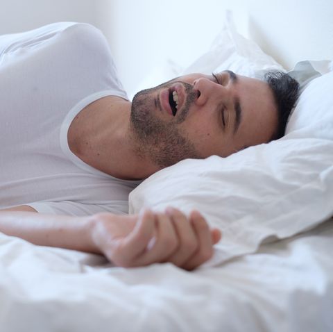 Tidur Mendengkur? Waspada Risiko Kesehatan yang Mengintaimu