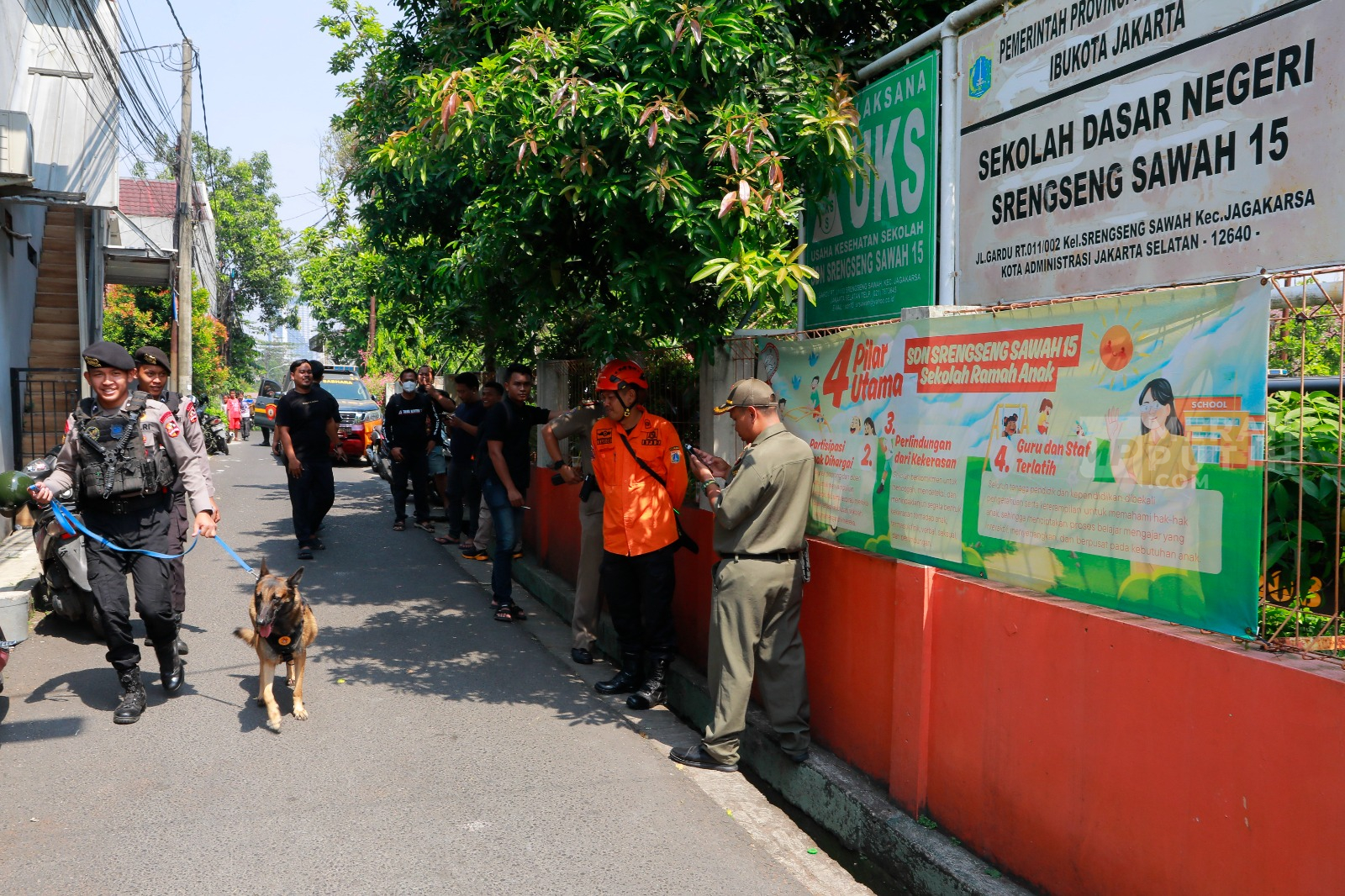 Petugas Polisi Berjaga Pasca Teror Bom di SDN Srengseng Sawah 15 Jakarta
