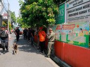 Petugas Polisi Berjaga Pasca Teror Bom di SDN Srengseng Sawah 15 Jakarta
