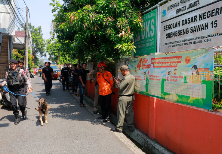 Petugas Polisi Berjaga Pasca Teror Bom di SDN Srengseng Sawah 15 Jakarta