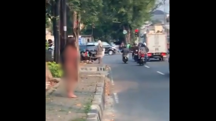 Dinar Candy memakain bikin di jalanan saat protes perpanjangan PPKM Level 4. (Foto: MP/Twitter)