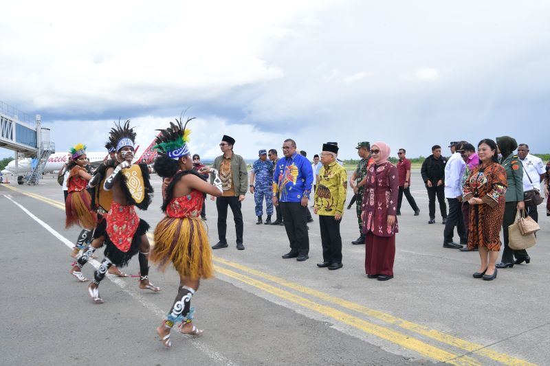 Wapres Kunjungi Sorong Tinjau Pemukiman Nelayan dan Serahkan Bantuan Logistik Keluarga
