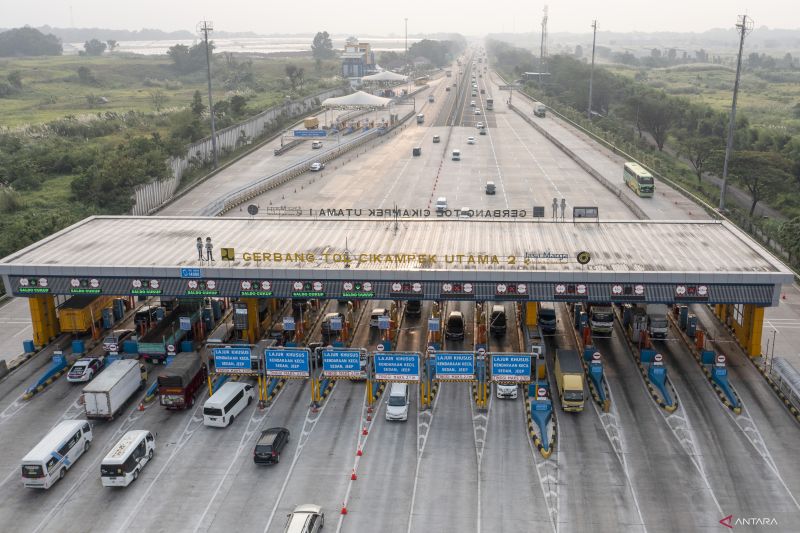 Sejumlah kendaraan melintas di pintu Tol Cikampek Utama, Karawang, Jawa Barat, Senin (25/4/2022). ANTARA FOTO/M Risyal Hidayat/YU
