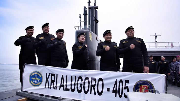 Puan Terima Brevet Kehormatan Hiu Kencana TNI AL