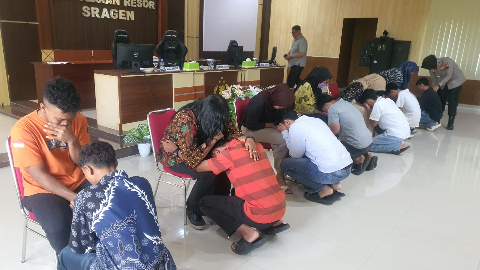 Live TikTok Pocong Jadi-Jadian Bikin Geger, 7 Remaja Dihukum Sungkem ke Orangtua