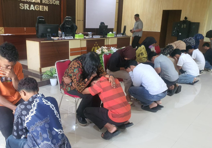 Live TikTok Pocong Jadi-Jadian Bikin Geger, 7 Remaja Dihukum Sungkem ke Orangtua