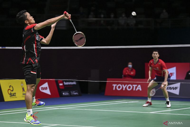 Pebulu tangkis tunggal putra Indonesia Anthony Sinisuka Ginting (kiri) mengembalikan kok ke arah lawannya pebulu tangkis tunggal putra Cina Zhao Jun Peng dalam pertandingan babak Piala Thomas 2022 di Impact Arena, Bangkok, Thailand, Kamis (12/5/2022). . ANTARA FOTO/M Risyal Hidayat/YU (ANTARA FOTO/M RISYAL HIDAYAT)