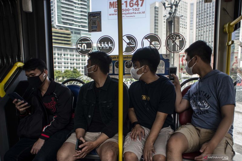 Penumpang mengenakan masker dalam bus TransJakarta di kawasan Bundaran HI, Jakarta, Minggu (24/10/2021). . (Foto: Antara/Aprillio Akbar/foc)