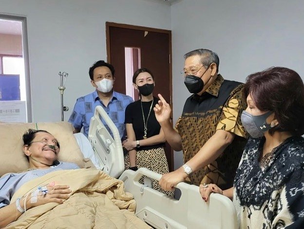 SBY Jenguk Hendropriyono di RSPAD