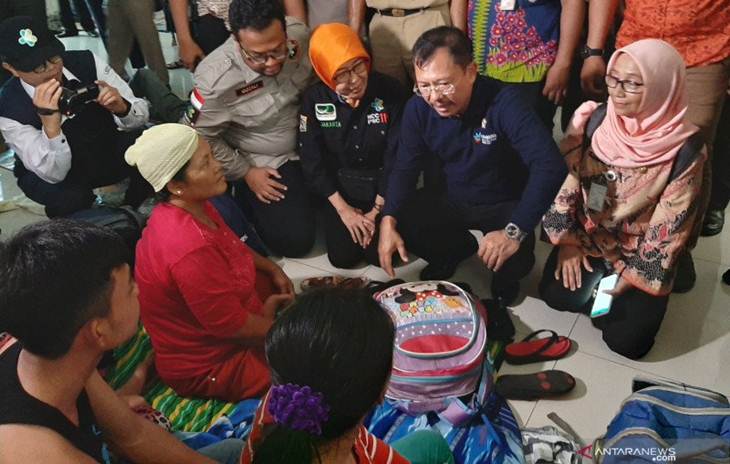 Menkes ke Pengungsi Korban Banjir Cipinang Melayu: Sehat-sehat Ya