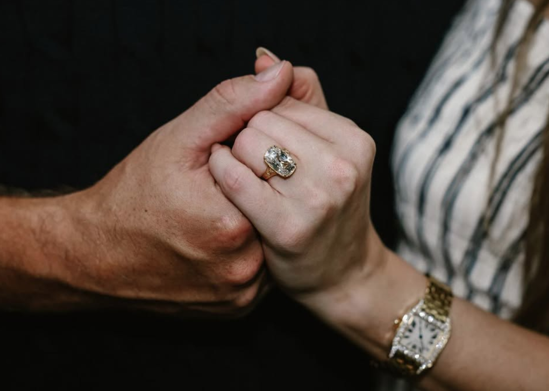 Taylor Swift dan Travis Kelce Tunangan, Dilamar di Taman Penuh Bunga dengan Cincin Berlian