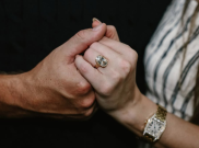 Taylor Swift dan Travis Kelce Tunangan, Dilamar di Taman Penuh Bunga dengan Cincin Berlian