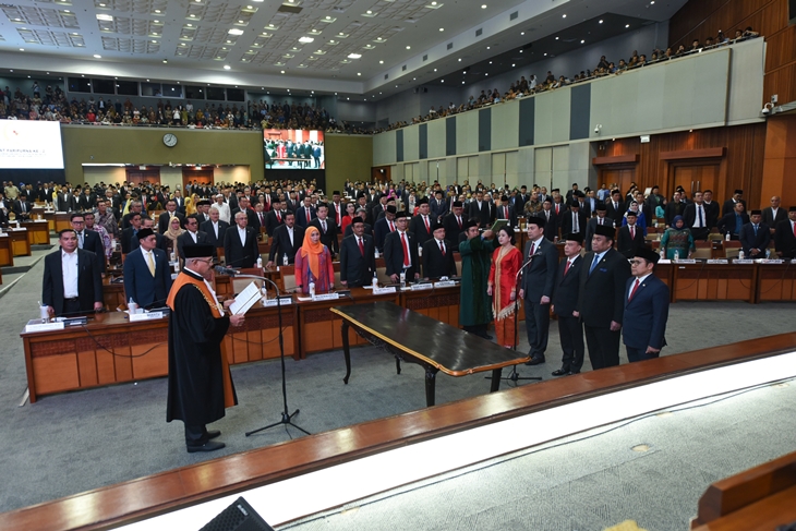   Penetapan dan Pengucapan Sumpah/Janji Pimpinan DPR RI dalam Rapat Paripurna DPR RI Ke-2 Masa Persidangan I Tahun Sidang 2019 - 2024, Selasa (1/10). (Foto: Twitter @DPR_RI)