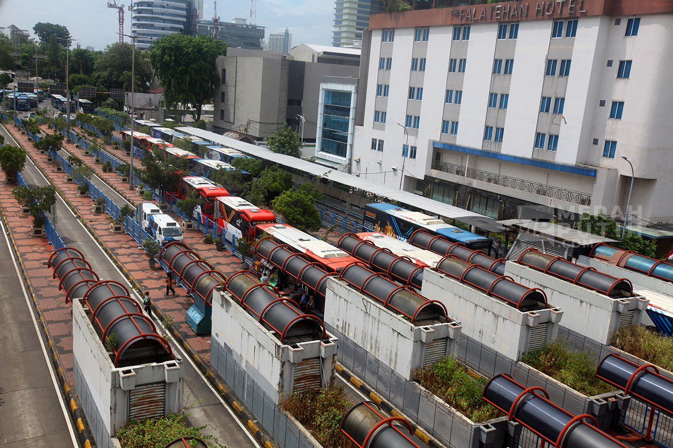 Suasana aktivitas penumpang menunggu kedatangan  bus di Terminal Blok-M di Jakarta, Rabu (8/1/2025).