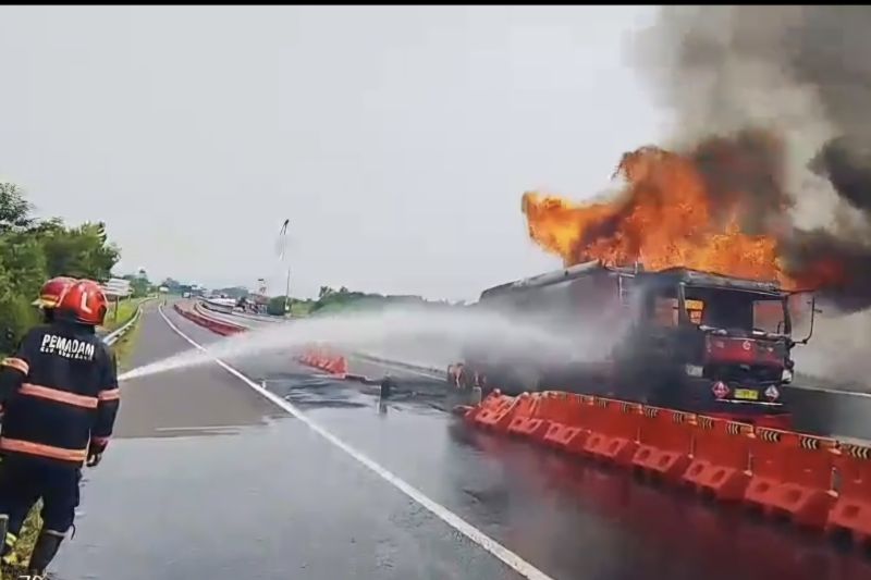 Bawa 25 Ribu Liter BBM, Kebakaran Hebat Truk Pertamina di Tol Cisumdawu 3 Jam Baru Padam