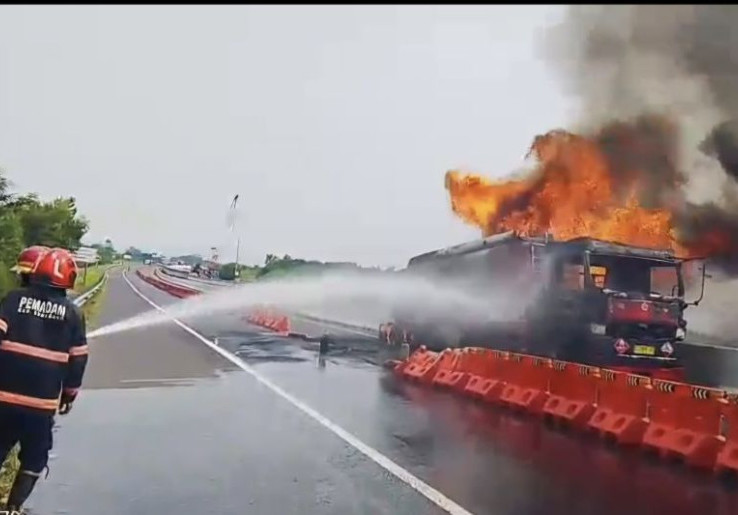 Bawa 25 Ribu Liter BBM, Kebakaran Hebat Truk Pertamina di Tol Cisumdawu 3 Jam Baru Padam