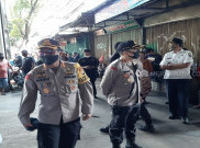 Polisi Bubarkan Ratusan Pedagang Pakaian di Pasar Tanah Abang